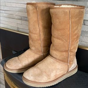 Tall brown UGGs. 🥾